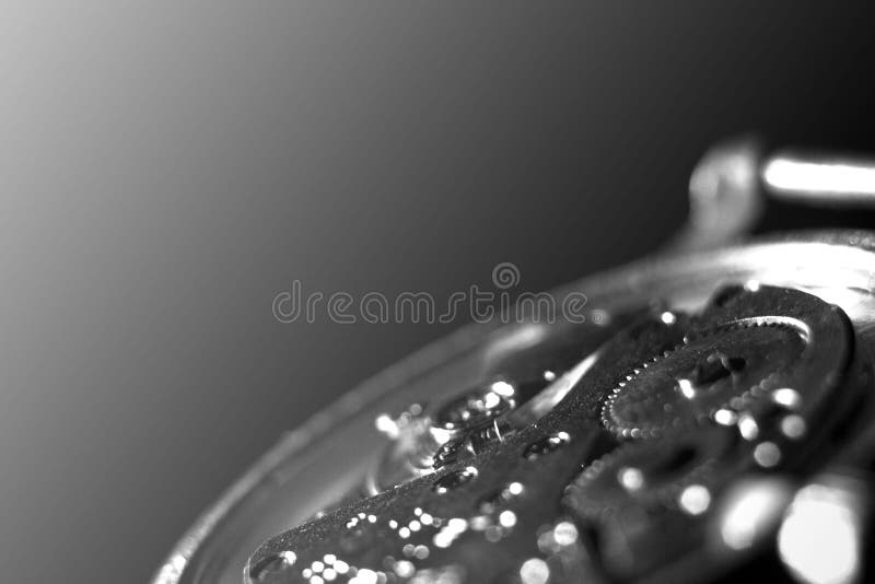Vieux plan rapproché de mécanisme d'horloge, dos et fond avant brouillés images stock Vieux plan rapproché de mécanisme d'horloge, dos et fond avant brouillés images stock