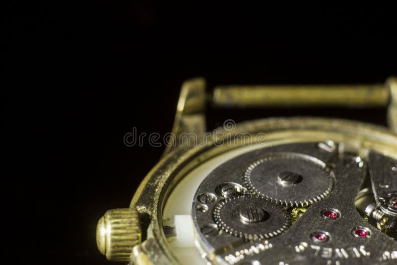 Vieux plan rapproché de mécanisme d'horloge, dos et fond avant brouillés photos stock Vieux plan rapproché de mécanisme d'horloge, dos et fond avant brouillés photos stock