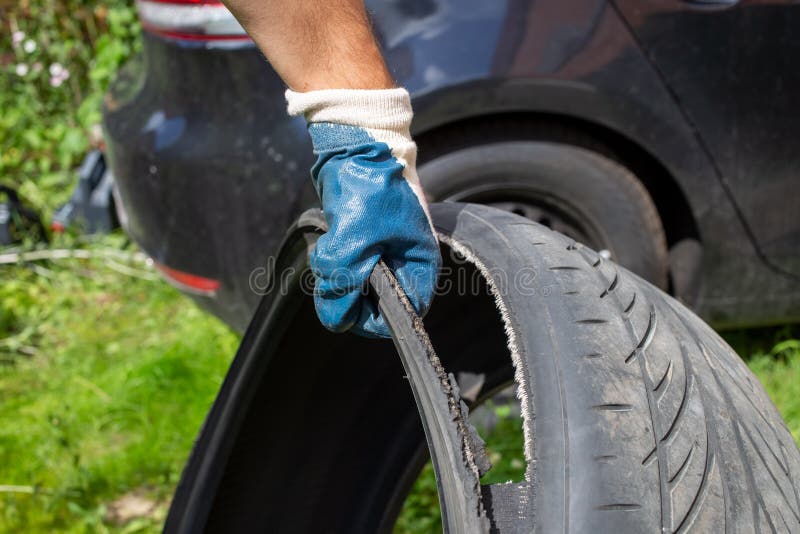 Pneu Déchiré Avec Trous Dans Le Côté. La Poursuite De La Police S'est  Terminée Par Des Pneus Plats. Photo stock - Image du perdu, asphalte:  277635556