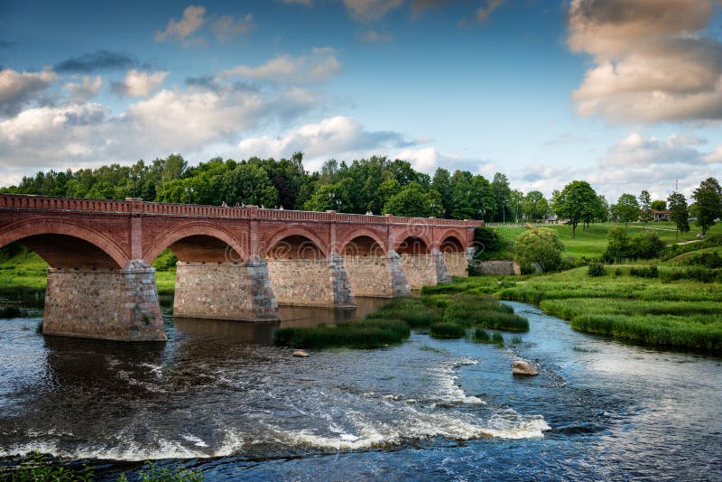 Vieux pont avec des voûtes au-dessus de la rivière photo stock Vieux pont avec des voûtes au-dessus de la rivière photo stock