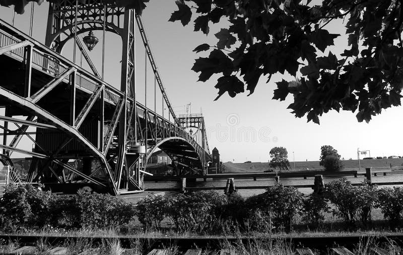 Vieux pont dans l'été - cke von Wilhelmshaven de ¼ d'Alte Drehbrà photos stock Vieux pont dans l'été - cke von Wilhelmshaven de ¼ d'Alte Drehbrà photos stock