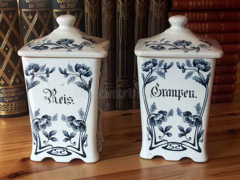Vieux pots bleus et blancs de stockage de poterie images stock Vieux pots bleus et blancs de stockage de poterie images stock