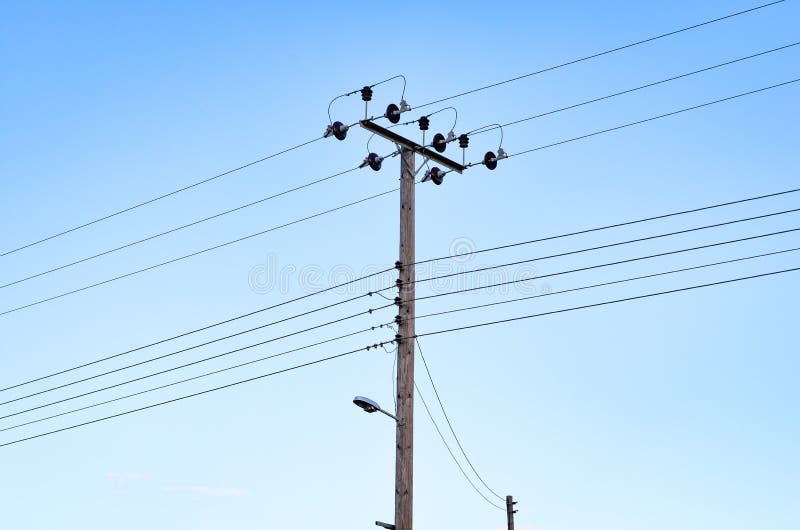 Vieux pylône en bois de l'électricité et de téléphone photographie stock libre de droits Vieux pylône en bois de l'électricité et de téléphone photographie stock libre de droits