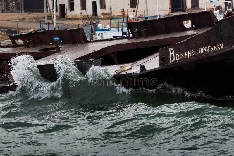 Vieux, rouillé bateau près du pilier Sur le bateau il indique images libres de droits Vieux, rouillé bateau près du pilier Sur le bateau il indique images libres de droits