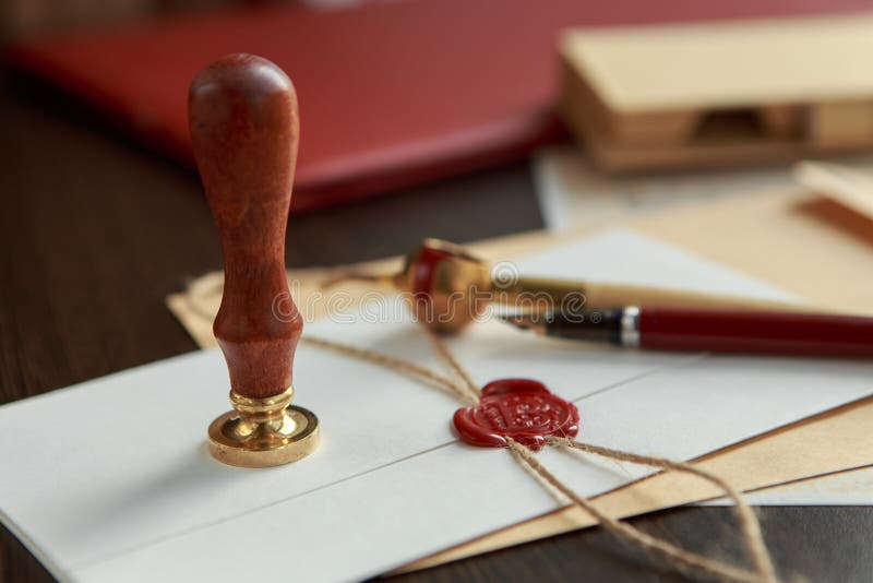 Vieux rouleau de parchemin ou de diplôme avec le stylo de joint et de cannette de cire images libres de droits Vieux rouleau de parchemin ou de diplôme avec le stylo de joint et de cannette de cire images libres de droits