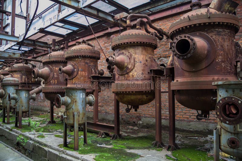 Vieux récipients industriels rouillés dans l'usine chimique abandonnée photos stock Vieux récipients industriels rouillés dans l'usine chimique abandonnée photos stock