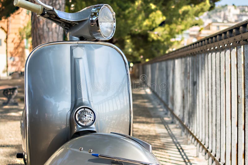 Vieux scooter italien sur un point de vue de la ville de Gênes, Italie image libre de droits Vieux scooter italien sur un point de vue de la ville de Gênes, Italie image libre de droits