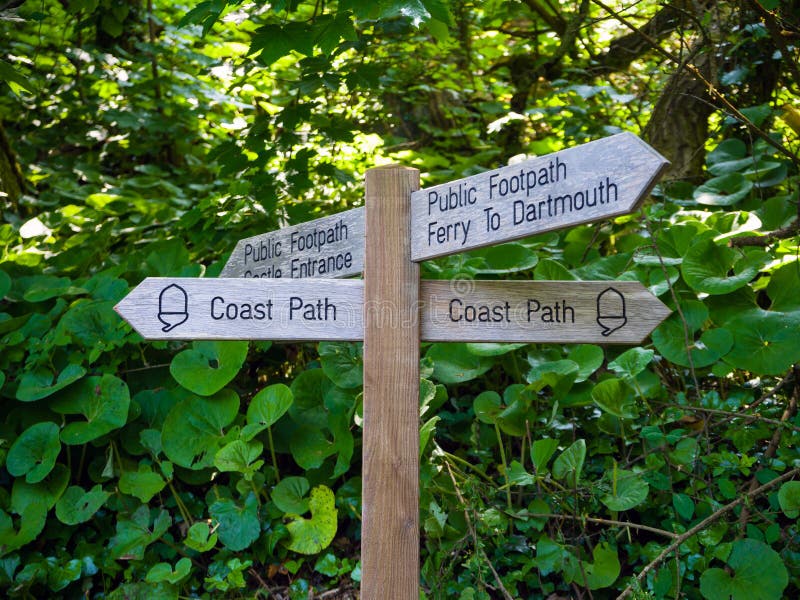 Vieux sentier piéton, ferry et signe publics en bois de château de Dartmouth, Devon, Royaume-Uni, le 24 mai 2018 image stock Vieux sentier piéton, ferry et signe publics en bois de château de Dartmouth, Devon, Royaume-Uni, le 24 mai 2018 image stock