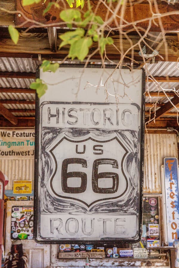 Hackberry, Arizona, Etats-Unis - 11 juin 2014 Vieux signe de Route 66 à l'épicerie générale de Hackberry Le Hackberry est situé sur l'état Route 66 ( de l'Arizona ; ancien U S Itinéraire 66) ; 23 milles au nord-est de Kingman