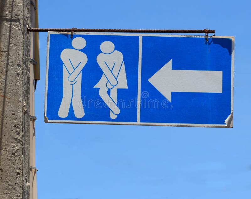 Vieux signe des toilettes de carte de travail de toilettes publiques photos stock Vieux signe des toilettes de carte de travail de toilettes publiques photos stock