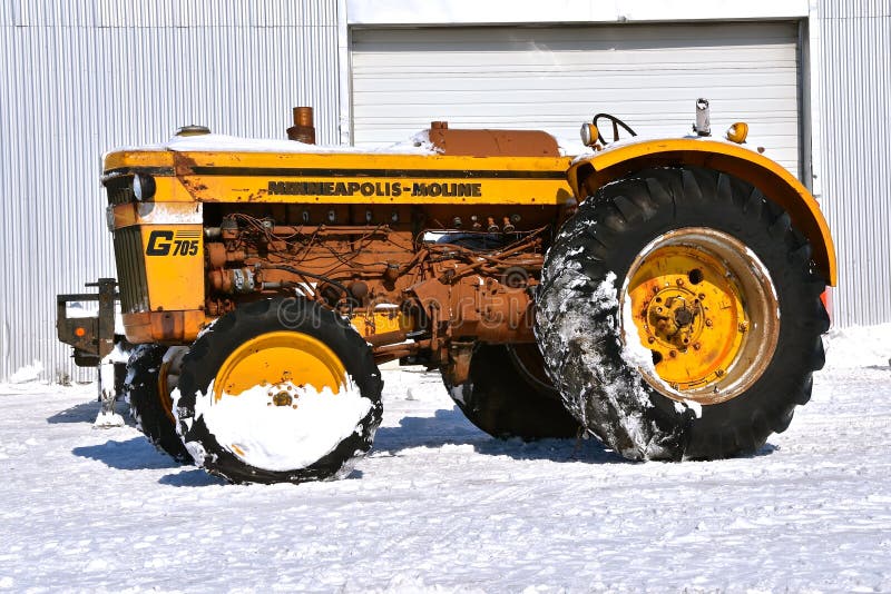 La Neige a Couvert Le Tracteur à Quatre Roues Massif D'entraînement De John  Deere Image éditorial - Image du ferme, lecteur: 139920110