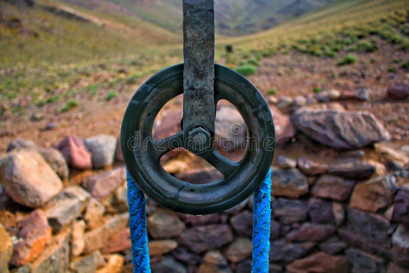 Vieux traditionnel puits d'eau avec la corde et la poulie près du petit village de Zaker, Ouarzazate, Maroc du sud images libres de droits Vieux traditionnel puits d'eau avec la corde et la poulie près du petit village de Zaker, Ouarzazate, Maroc du sud images libres de droits