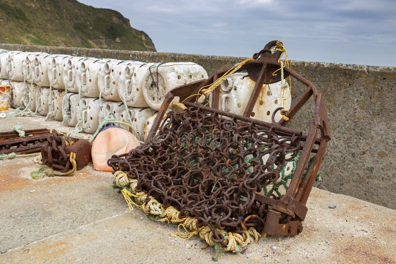 Vieux traîneau à pétoncles rouillé et casiers à homards équipement de pêche commerciale photos stock