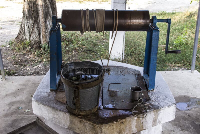 Vieux village simple bien en Russie, avec de l'eau potable image stock Vieux village simple bien en Russie, avec de l'eau potable image stock