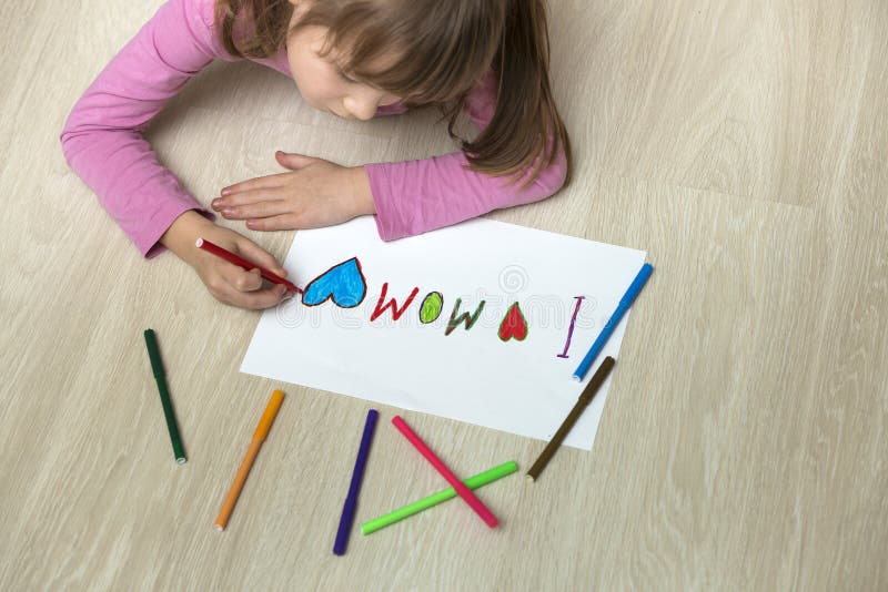 Miss circle fundamental paper education art. Дети рисуют сверху. Ребенок рисует на листе бумаги вид сверху. Paper Education Art. Girl is colouring with Crayons.