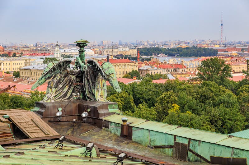 View of the angel statues on the roof of Saint Isaac`s Russian Orthodox Cathedral and the city skyline in Saint Petersburg, Russi stock images View of the angel statues on the roof of Saint Isaac`s Russian Orthodox Cathedral and the city skyline in Saint Petersburg, Russi stock images