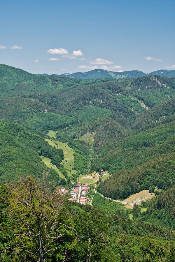 Pohled na vesnici Balaze z kopce Rovne v létě