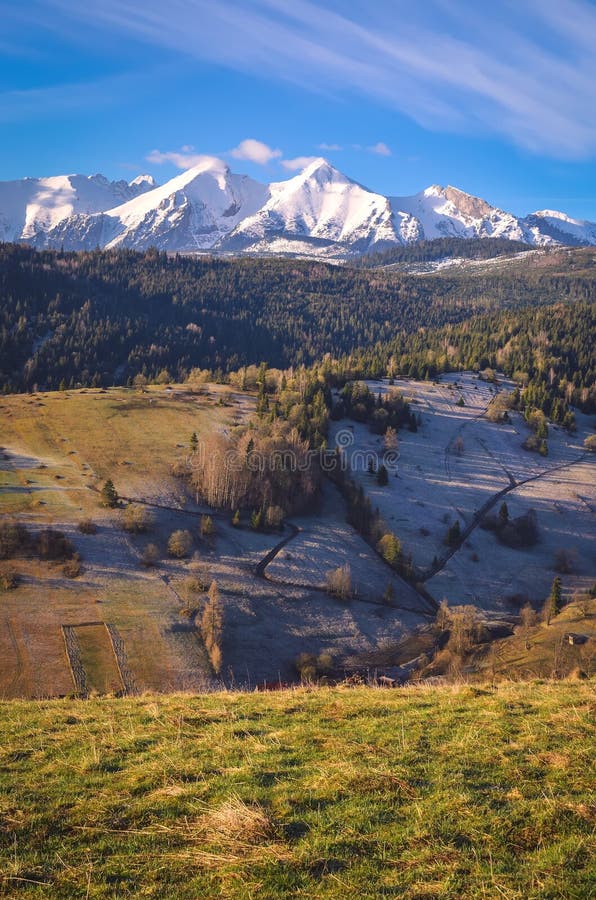 Krásna ranná jarná krajina na vidieku.