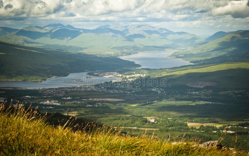 Guardando verso il basso su di fort william, la cima del ben nevis in scozia.