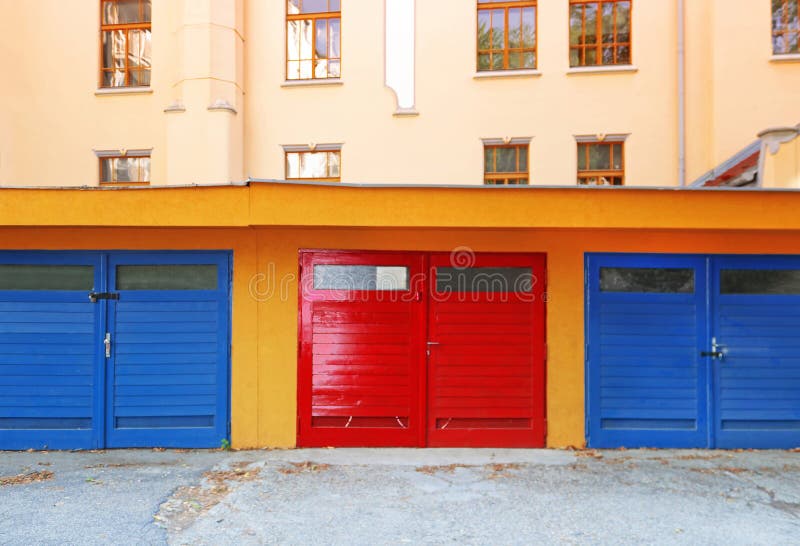 Pohled na modré a červené garáže v Bratislavě, Slovensko