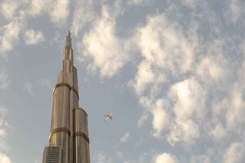 Bank uophørlige bakke View of a Boing Airplane Flying Close To Burj Khalifa in Dubai Stock Photo  - Image of city, pass: 143365362