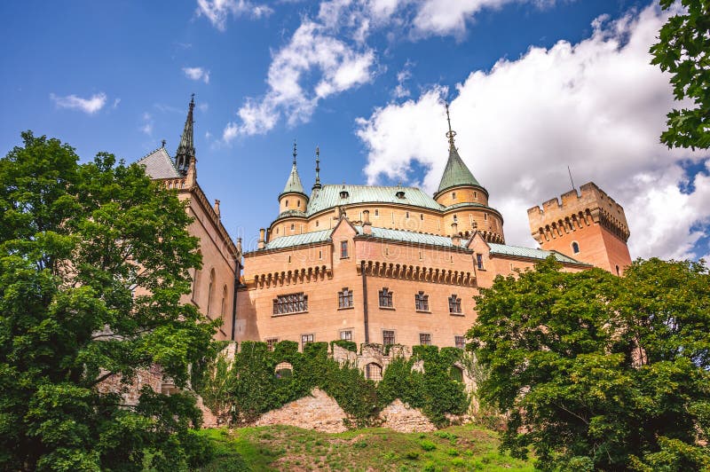 Pohľad na Bojnický stredoveký hrad, dedičstvo UNESCO na Slovensku Slovensko cestovanie krajinou. koncepcie. Romantický zámok