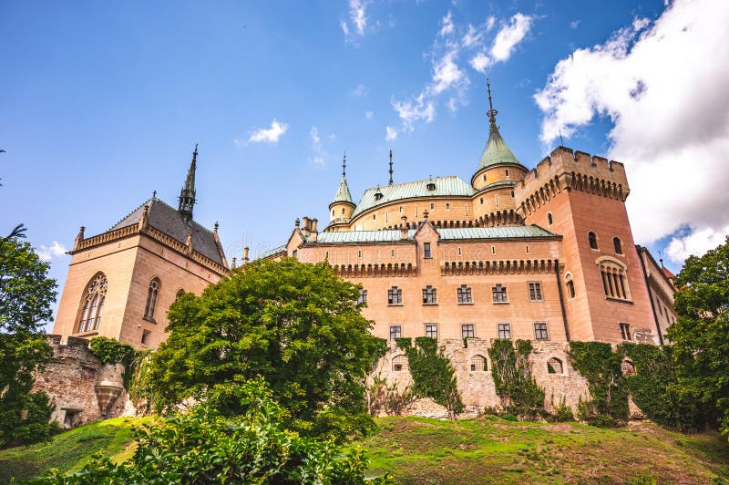 Pohled na středověký hrad Bojnice, dědictví UNESCO na Slovensku Slovensko cestování krajinou. pojem. Romantický zámek