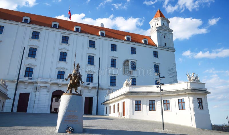Pohľad na Bratislavský hrad na modrej oblohe slnečný deň, Slovensko