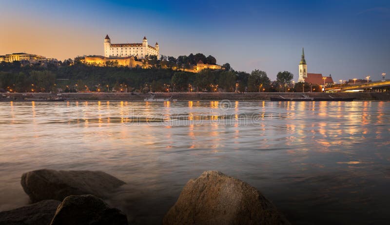 Pohľad na bratislavský hrad vo večerných hodinách. Hlavné mesto Slovenska