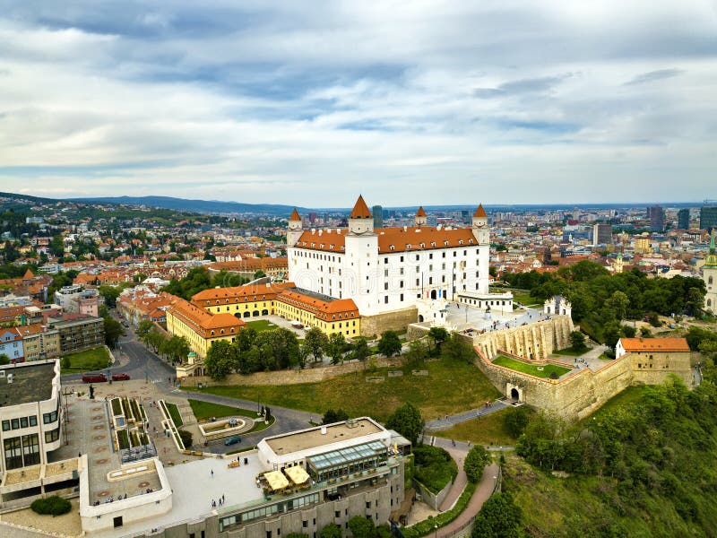 Pohled na Bratislavský hrad a staré město. Bratislava letecký pohled na panoráma města