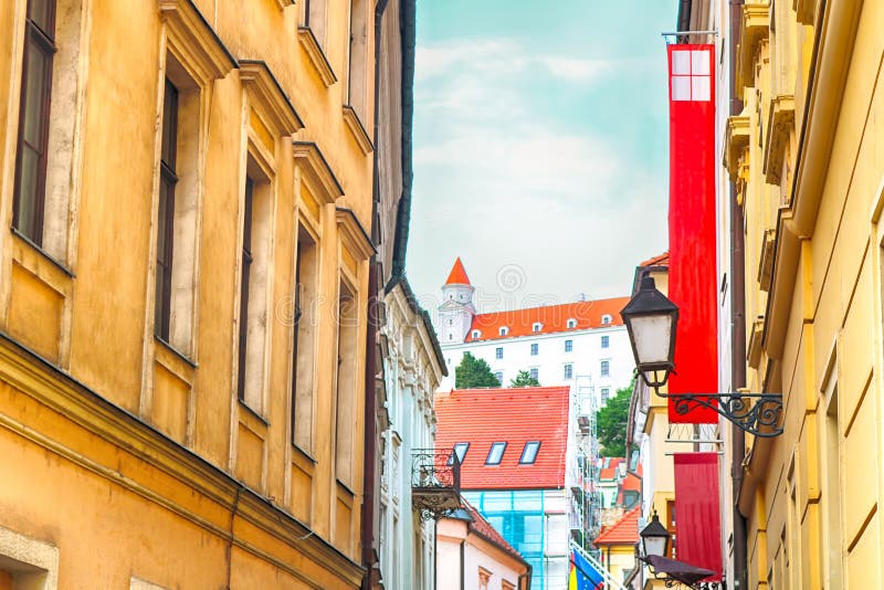 Pohled na Bratislavský hrad z Prepoštské ulice v Bratislavě, Slovensko