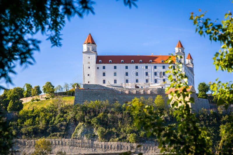Pohled na Bratislavský hrad z pravého břehu Dunaje