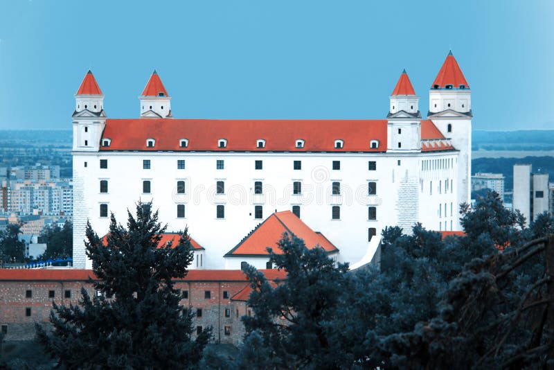 Pohled na Bratislavský hrad, Bratislava, Slovensko. Trendy filtr
