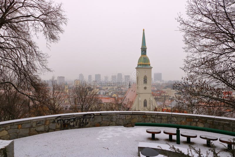Pohled na Bratislavu a katedrálu sv. Martina z Bratislavského hradu, Slovensko v zimě