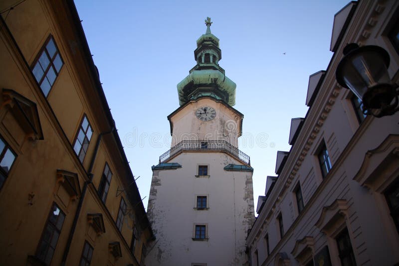 Pohľad na centrum Bratislavy s typickou vežou