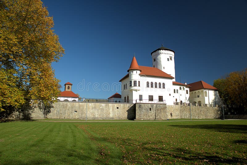 Budatínský zámek u města Žilina na podzim