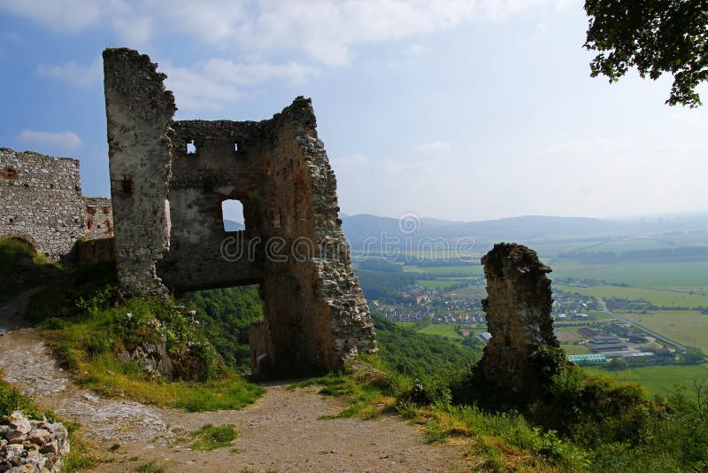 Pohľad na hrad Ostrý Kameň