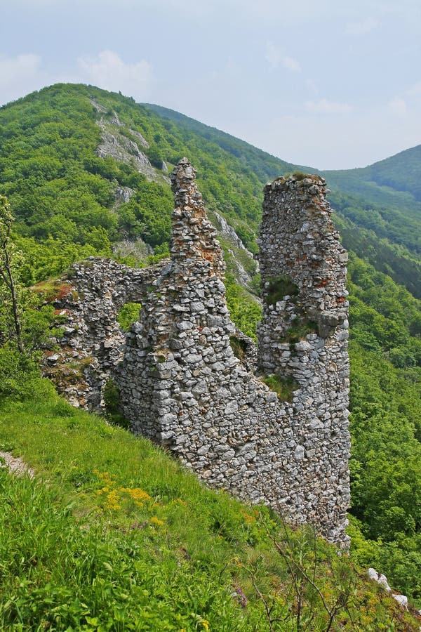 Pohled na hrad Ostrý Kámen