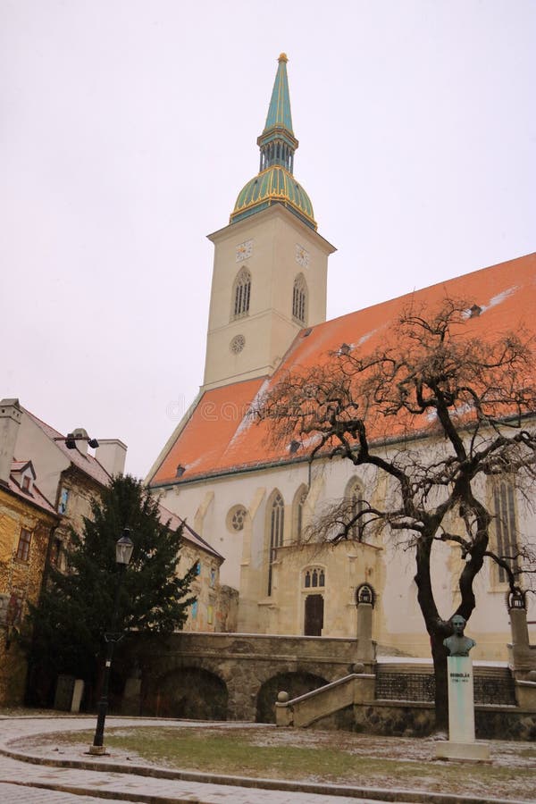 Pohled na katedrálu sv. Martina v Bratislavě, Slovensko v zimě