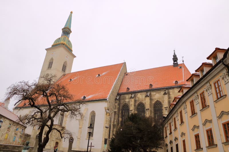 Pohled na katedrálu sv. Martina v Bratislavě, Slovensko v zimě