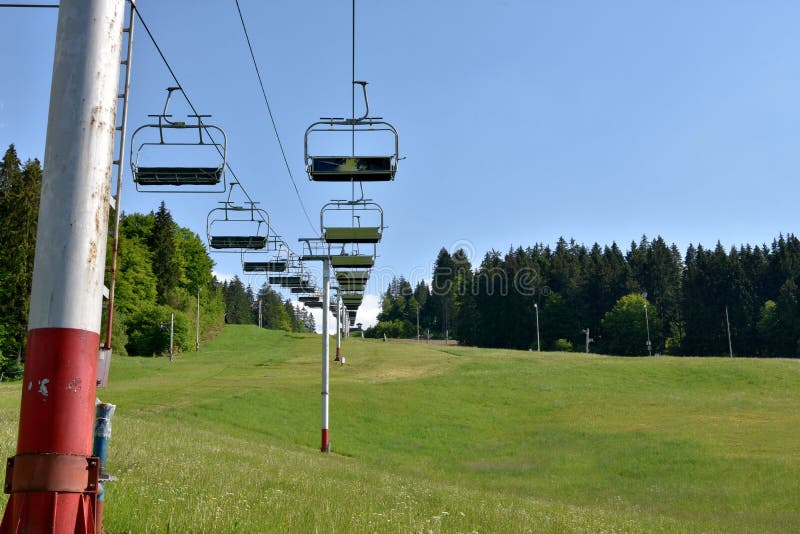 Pohľad na sedačky lyžiarskeho vleku v opustenom lyžiarskom stredisku Jasenská dolina v regióne Turiec na Slovensku.