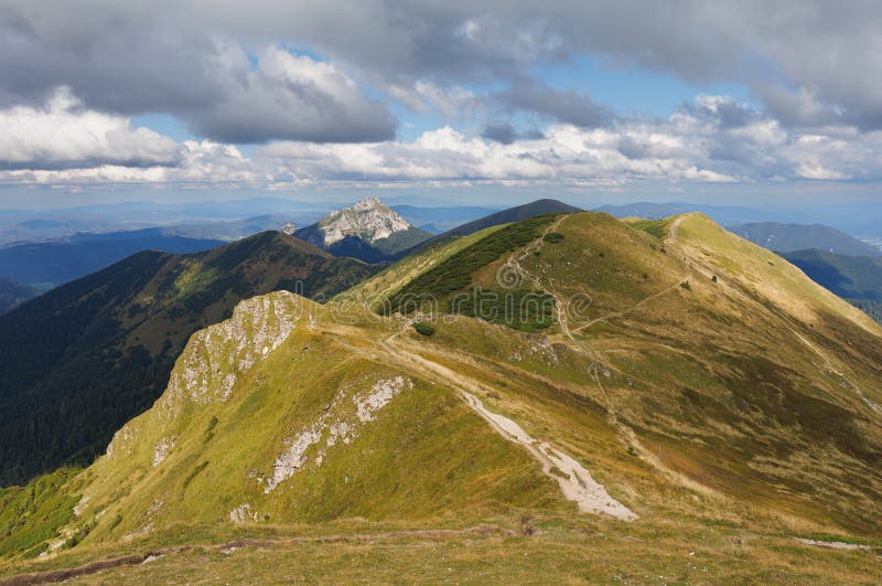 Pohled z Chlebu, Malá Fatra, Slovensko. Hory na podzim a na podzim. Skalnatý Velký Rozsutec v pozadí