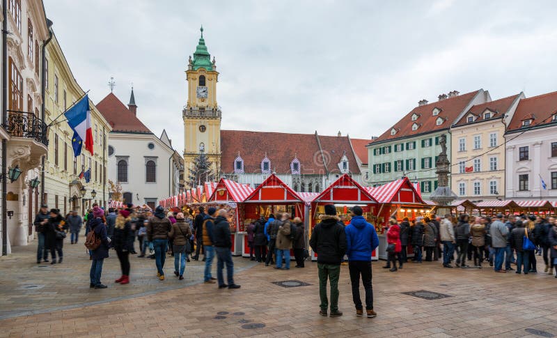 Pohled na vánoční trh na hlavním náměstí v Bratislavě, Slovensko. Stará radnica a bratislavský vánoční trh, rozmazaní lidé