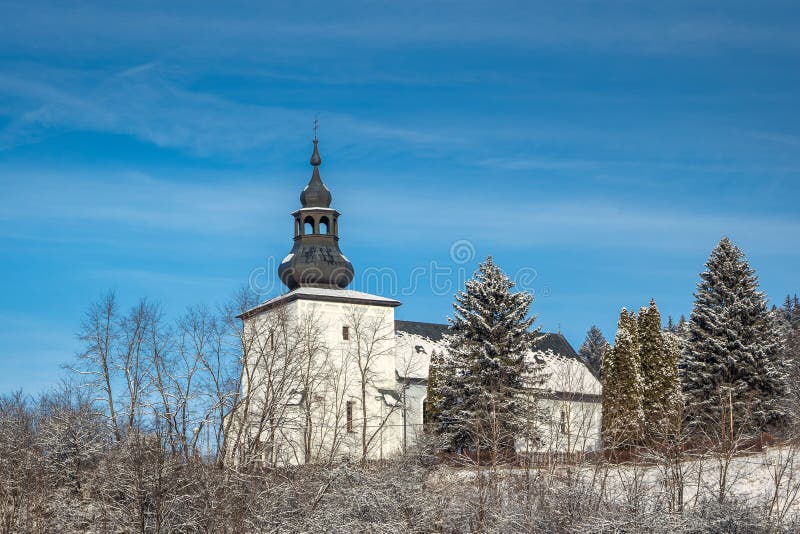 Pohled na kostel v zasněžené zimní krajině