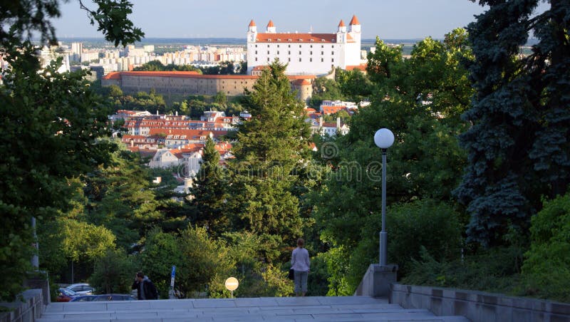 Pohľad na mesto z vrchu Slavín, smerom na Bratislavský hrad, Slovensko