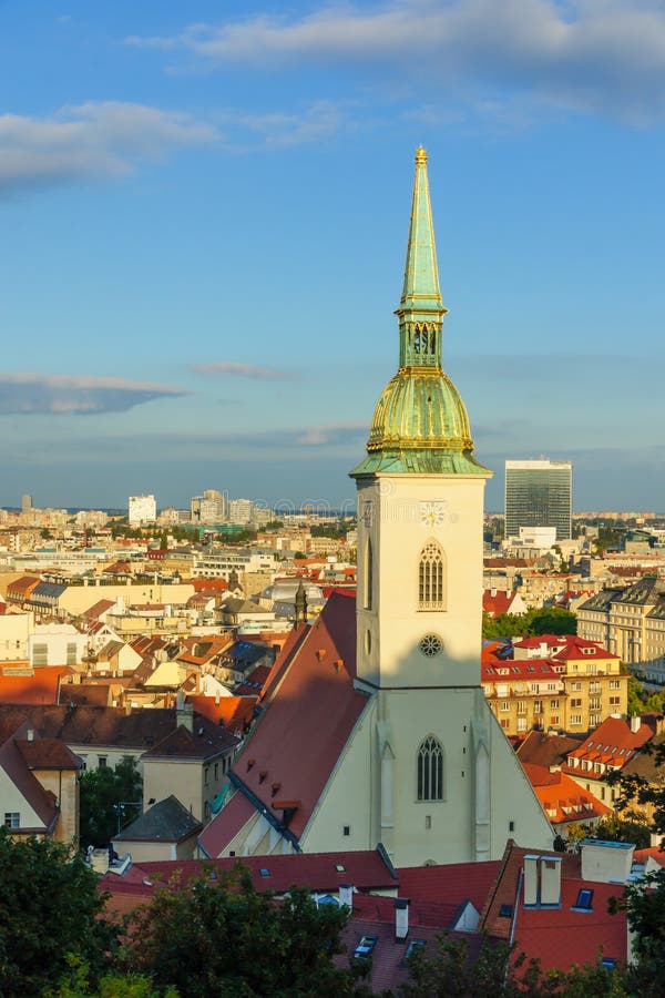 Pohled na město s katedrálou sv. Martina v Bratislavě