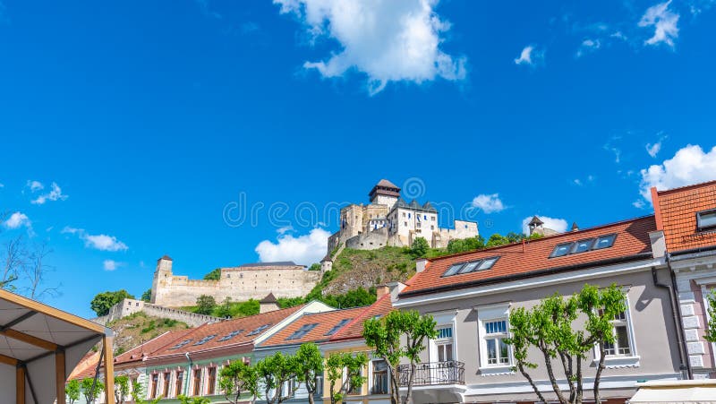 Pohľad na mesto Trenčín, Slovensko. Krásne mestské námestie s panoramatickým výhľadom na starobylý hrad na kopci. Letný deň s modrou oblohou