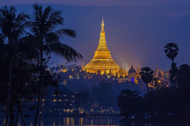 View at dawn of the Shwedagon Pagoda stock images View at dawn of the Shwedagon Pagoda stock images