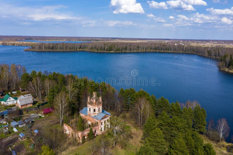 View from the drone of a half-dispersed church on the banks of the Uvodsky reservoir, Egoriy village, Ivanovo region, Russia. View from the drone of a royalty free stock images View from the drone of a half-dispersed church on the banks of the Uvodsky reservoir, Egoriy village, Ivanovo region, Russia. View from the drone of a royalty free stock images