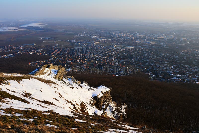 Pohled na východní a centrální část města Nitra, Slovensko z pyramidového kopce u Zobora během zimní sezóny.